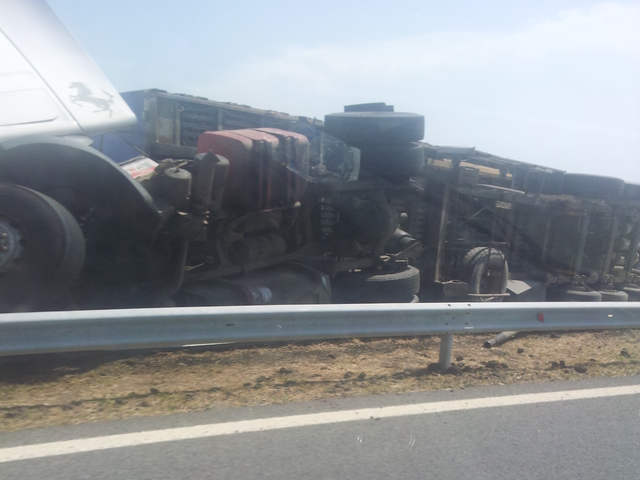 АМ Тракия край Чирпан. Обърнал се тир