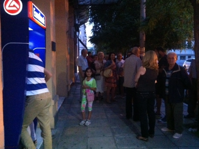 Пред банкоматите се извиха дълги опашки тази вечер. Снимка: Марина Цекова, Нова ТВ