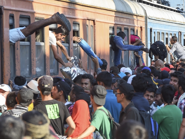Имигранти на гарата в Гевгели, които искат да стигнат до Сърбия с влак. Снимка: БГНЕС