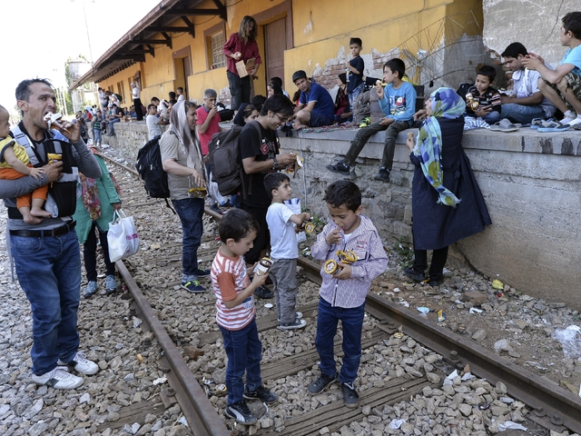 Имигранти на гарата в Гевгели. Снимка: БГНЕС