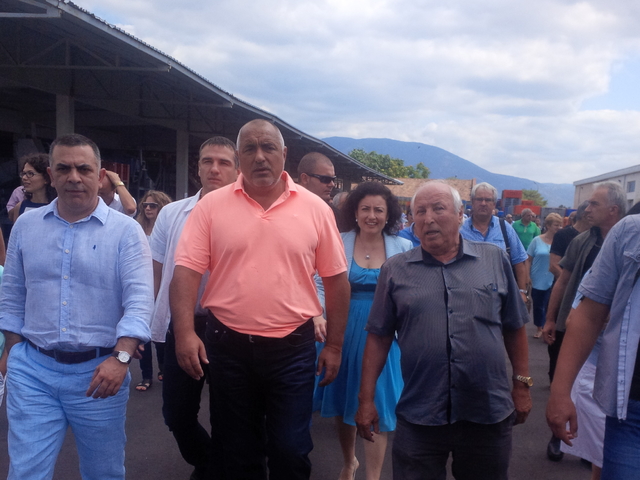 Премиерът Бойко Борисов и министърът на земеделието и храните Десислава Танева посетиха консервен комбинат в Сливен. Снимка: БГНЕС