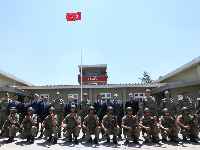 Турският министър-председатели с войници близо до границата със Сирия. Снимка: Архив, БГНЕС