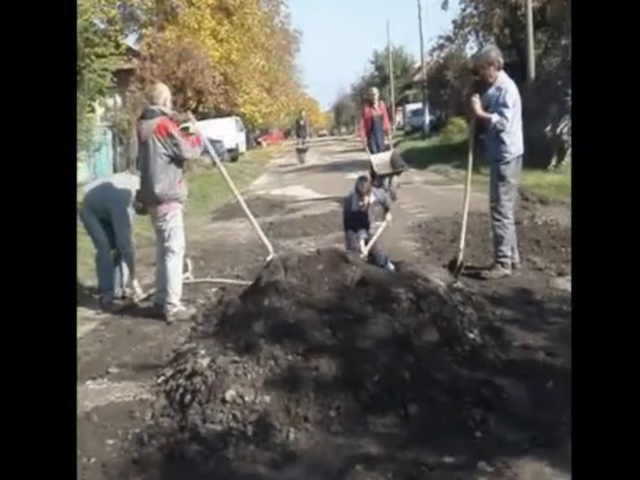 Жители на русенско село сами ремонтират улица