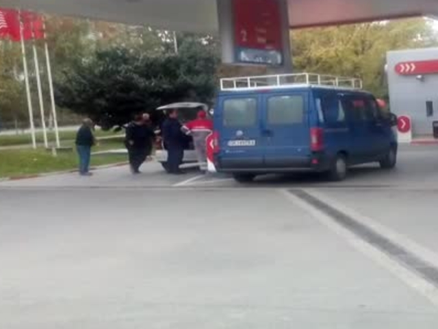Полицаи наливат гориво в туба в багажника на служебна кола