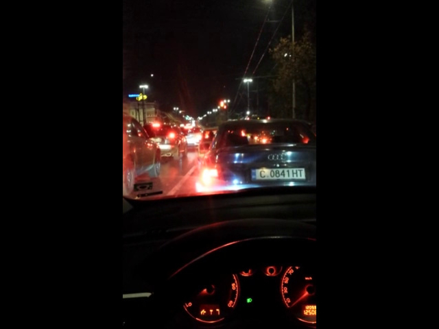 Един от многото зле настроени светофари в София!