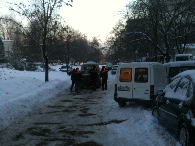 Опесъчаване с лопати на ул. "Ал.Стамболийски", гр.Плевен