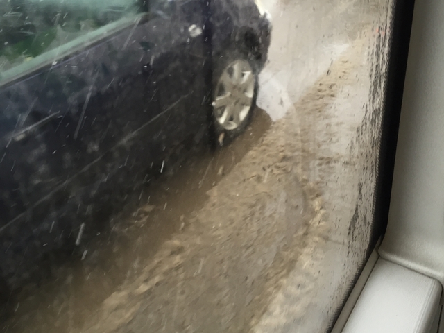 Снегорините пестят гориво- пешеходците газят в локви и киша!