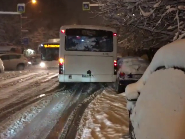 Автобус на градския транспорт удря коли в София