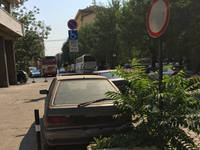 Изоставен автомобил пред 2 РПУ в София