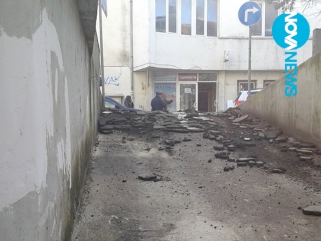 Паркингът в нов търговски център във Велико Търново като "лунен кратер"