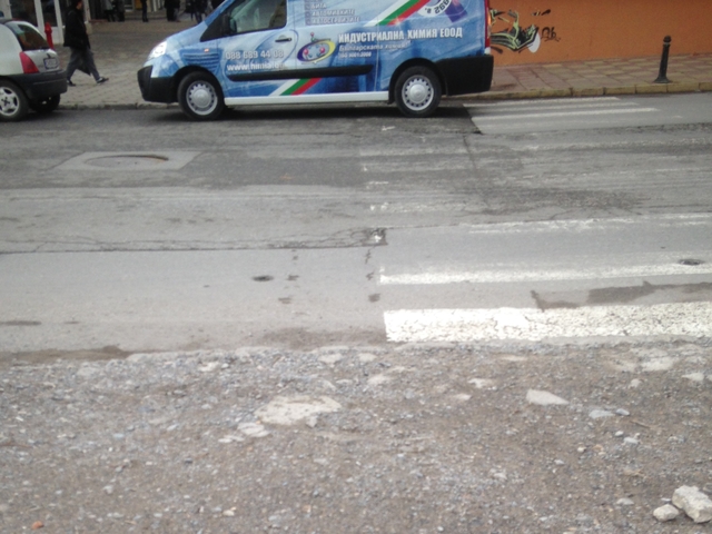 Неправилно спиране на пешеходна пътека