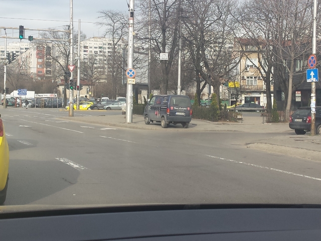 Абсурдното паркиране по тротоарите в София