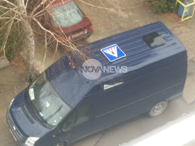 Пътен знак... върху микробус