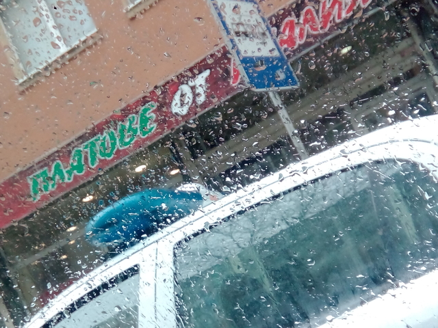 Полицейска патрулка спряла на спирката на тролей на ул. "Раковски"