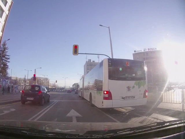Автобус минава на червено