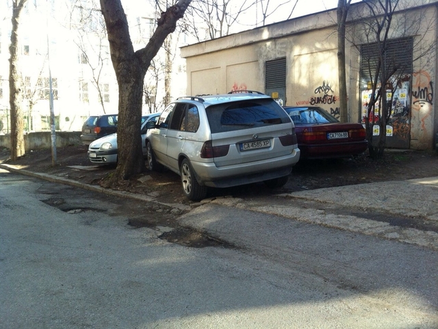 Как зелените площи се превърнаха в паркинг...