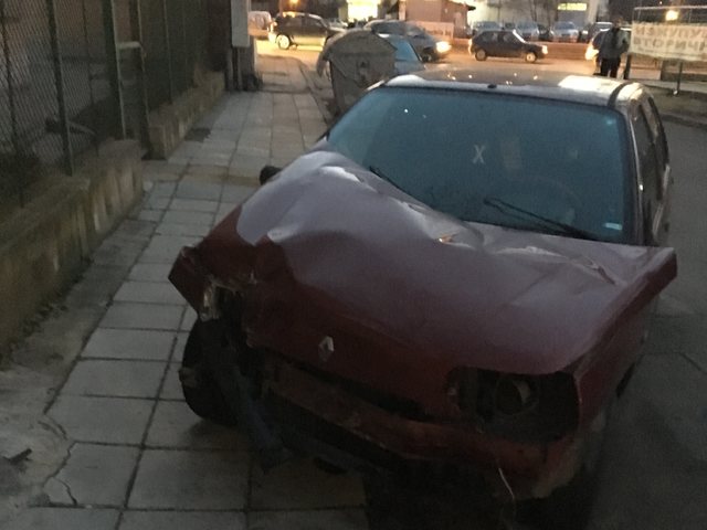 Изоставен автомобил пред 116-а целодневна детска градина