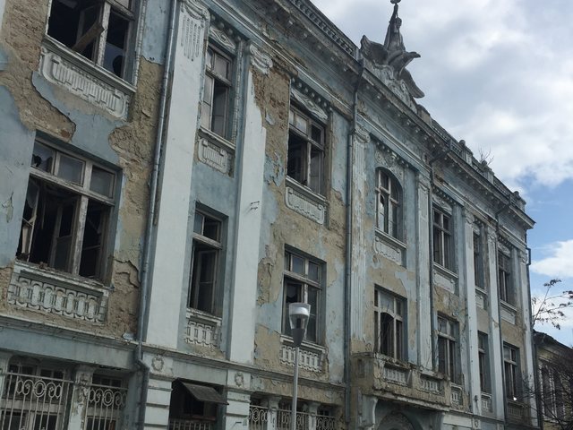 Сграда-паметник, която се руши в центъра на Варна