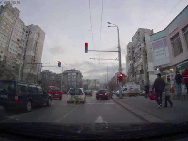 Двама на червен светофар