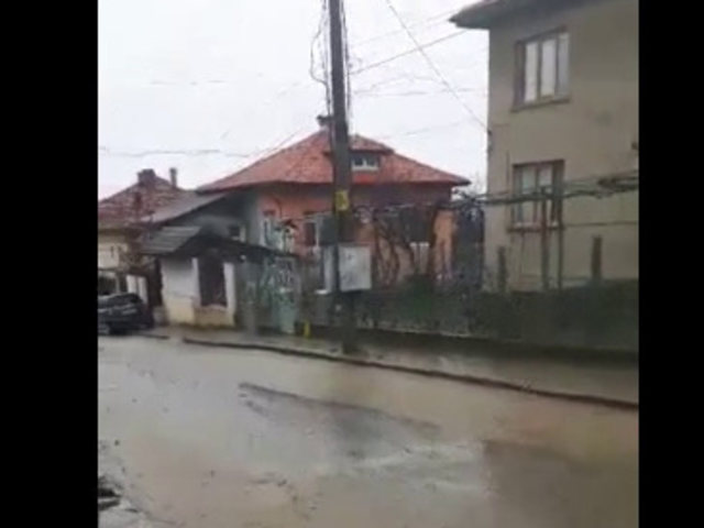 Вода се стича по улица "Колуша" в Кюстендил