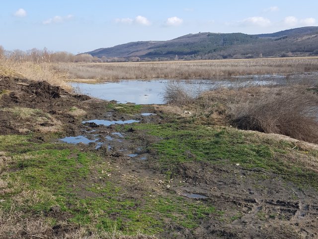 Наводнение продължава трета година