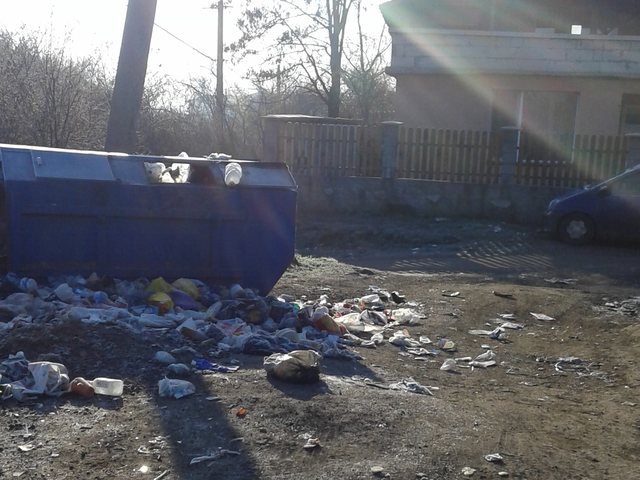 Сметище на метри от детска площадка
