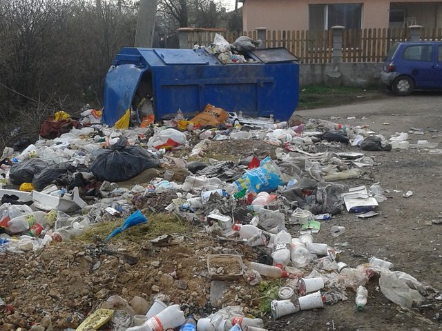 Сметище на метри от детска площадка