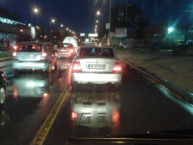 Бизнесмен в бус лентата