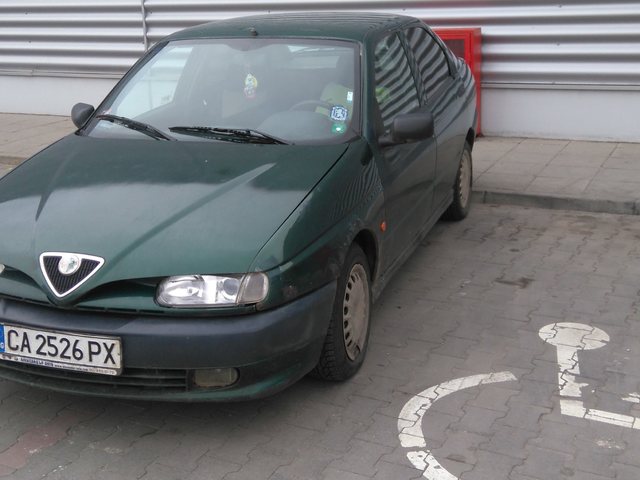 Полицайка паркира на инвалидно място