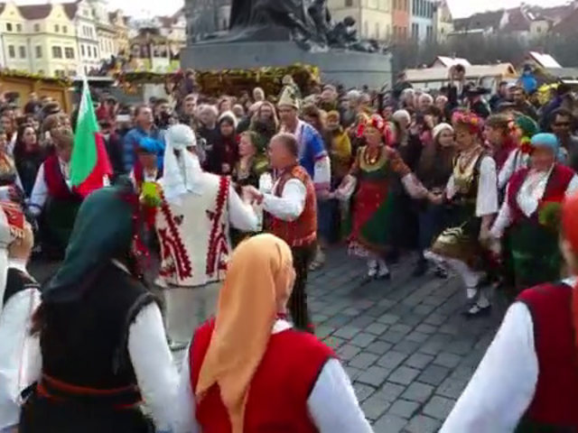 Българско хоро се вие в центъра на Прага