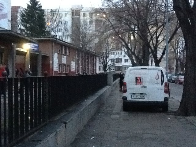 Паркиране пред входа на гимназия в Пловдив