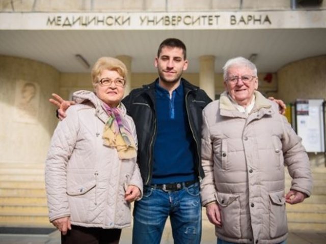 Студентът Николай Цолов със семейство Болтън