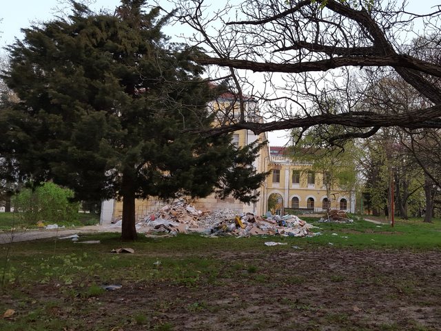 Строително сметище в централния парк на Русе