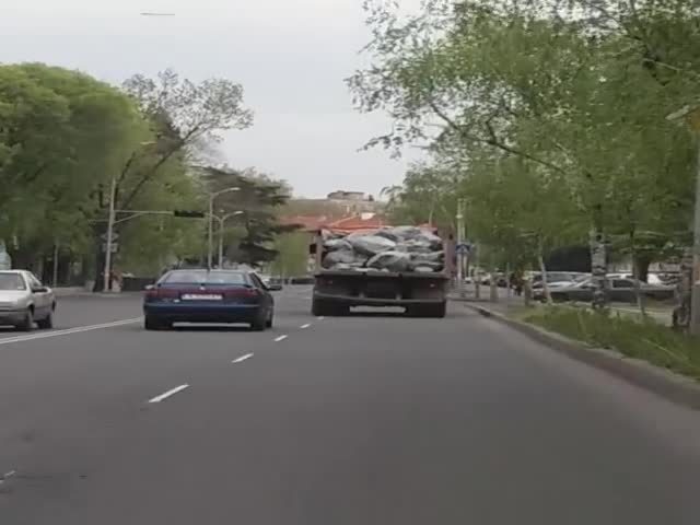 Камион с необезопасен опасен товар в центъра на Бургас