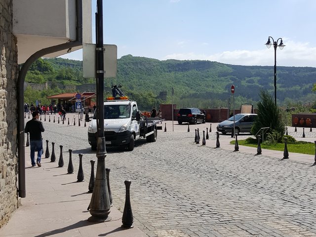 Паркиране на входа на Царевец