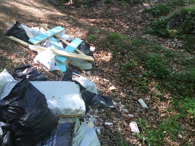 Изхвърлени строителни отпадъци на пътя за Златните мостове, Витоша