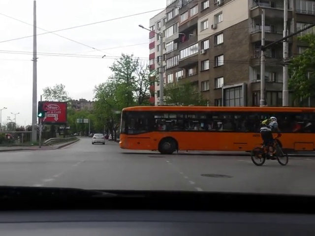 Автобус на градския транспорт - на червено