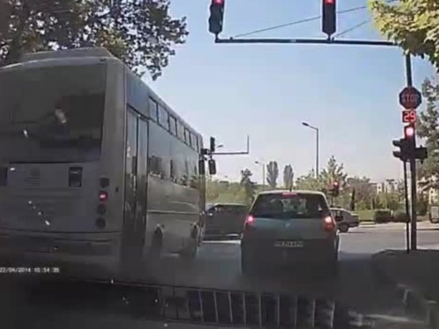 Брутално преминаване на червен светофар от шофьор на градския транспорт