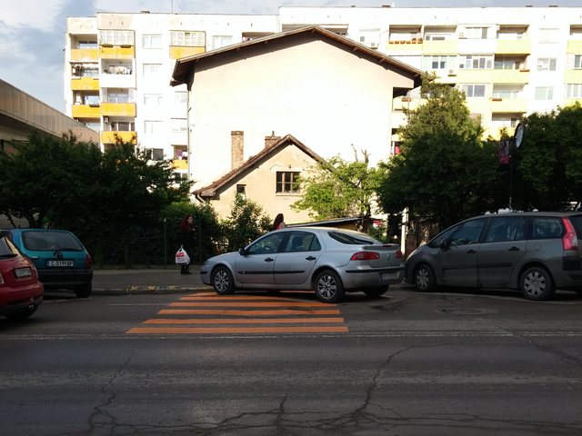 Нарушение ли е да се спира на половин пешеходна?