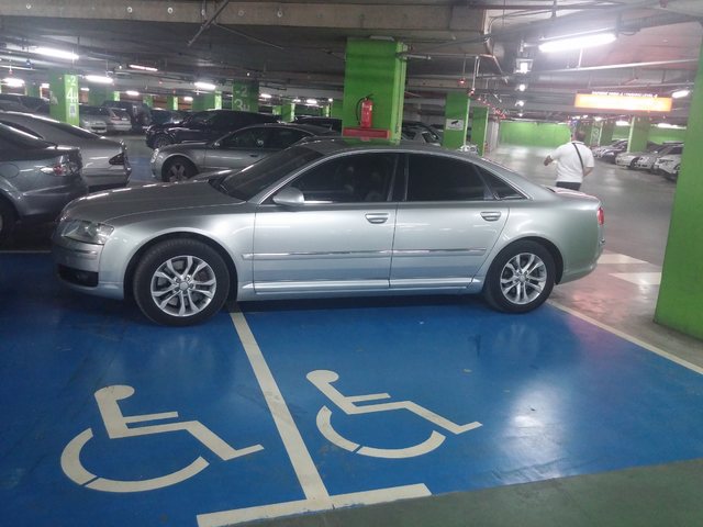 Инвалид на разходка в мол