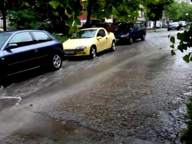 Порой във Варна превърна улица в река