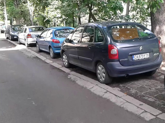 Паркиране на тротоара в забранена улица