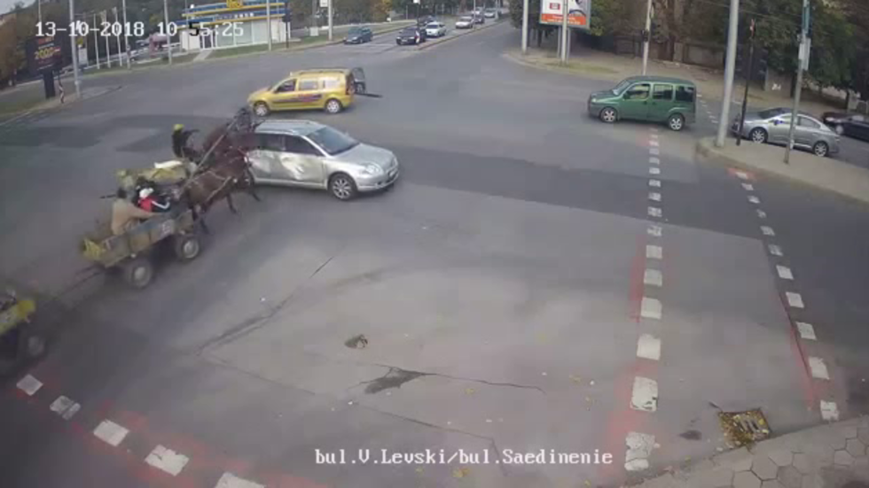 Каруца и кола се удариха в Хасково