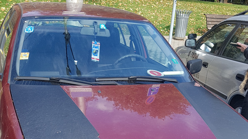 Паркиране на личен автомобил с палка на таблото