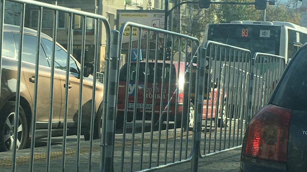 Автобус и учебна кола в зона, обособена само за трамваи