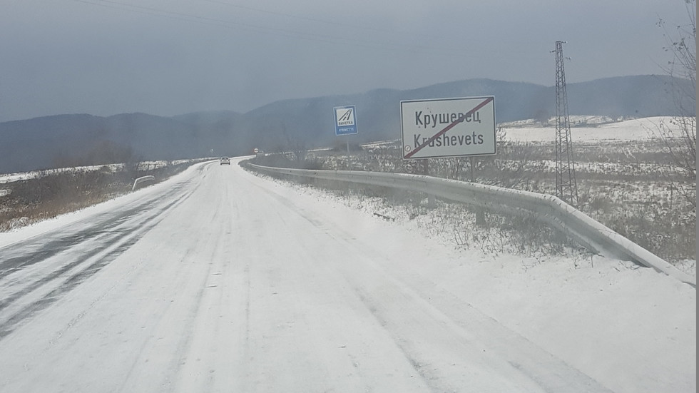 Заледен и непочистен път към Крушевец, община Созопол