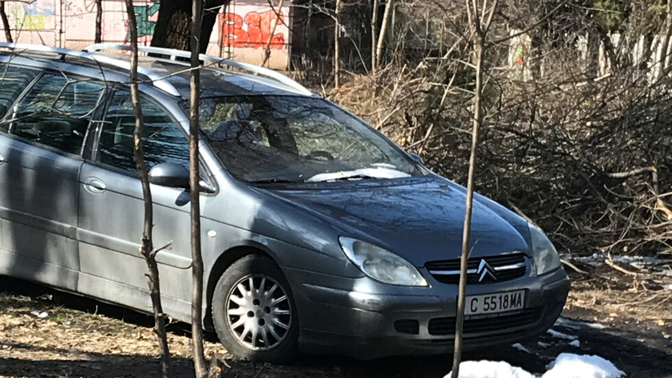 Неправилно паркиране в тревни площи на кв. "Гоце Делчев"