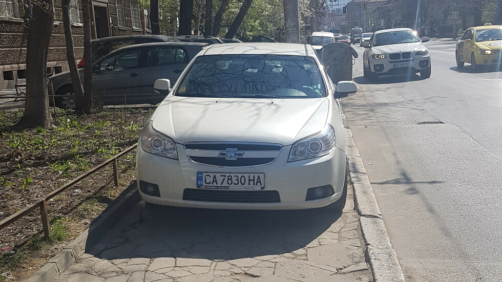 Паркиране на тротоар в София