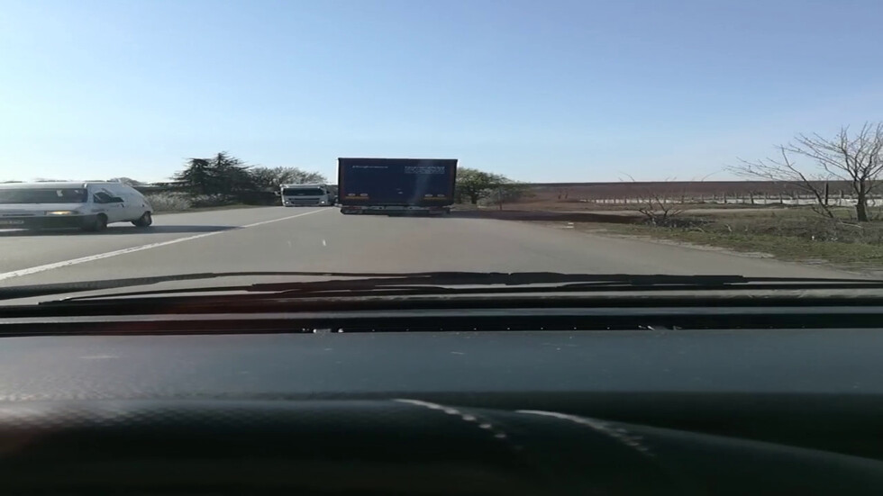 Каква трябва да е скоростта, с която се движат камионите?