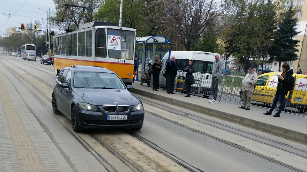 Автомобил, спрял на зона за градски транспорт